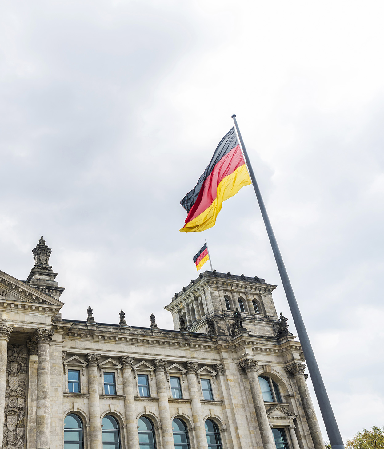 Drapeau allemand devant un bâtiment officiel.